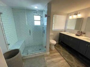 Shower, hair dryer, towels, toilet paper - Updated spacious 3 Bedroom with private beach access, pool, fishing dock & more. (Sarasota)