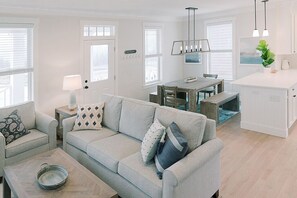 智能电视、壁炉、DVD 播放器、书