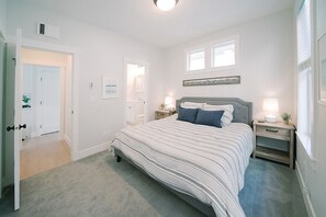 3 bedrooms, iron/ironing board, free WiFi, bed sheets - *New* Seabrook's Tidewater Cottage, hot tub! (Pacific Beach)