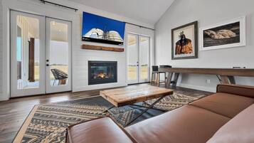 Een televisie, een open haard en een kantoor