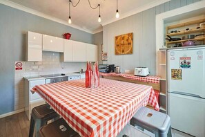 Fridge, microwave, oven, stovetop - Host & Stay | George House (Whitby)