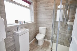 Bathtub, towels, soap, shampoo - Host & Stay | George House (Whitby)