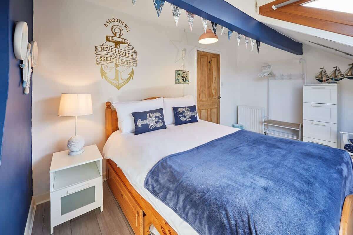 4 soverom, skrivebord, wi-fi (inkludert) og sengetøy