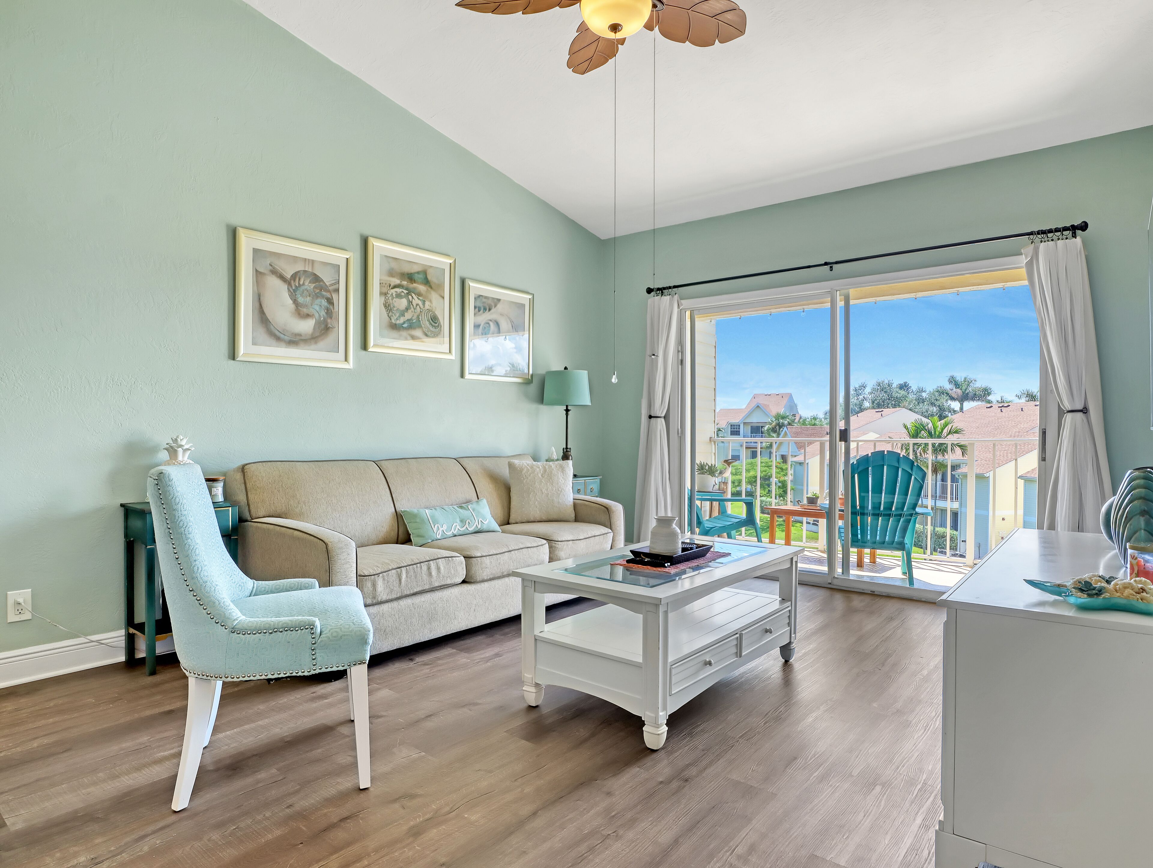 Cozy Beach Condo-Half mile to beach-King size bed!