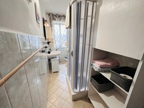 Een haardroger, een bidet, handdoeken, zeep