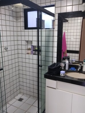 مجففات شعر، مناشف، صابون، ورق حمّام