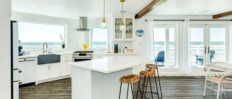 Een koelkast, een magnetron, een oven, een kookplaat