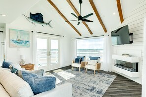 Smart TV, fireplace