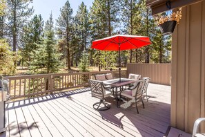 Outdoor dining - THRE10 - Awesome Home, AC, Hot Tub, and Bikes (Sunriver)