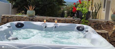 Outdoor spa tub