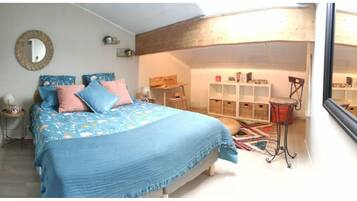 2 chambres, bureau, fer et planche à repasser, lit parapluie