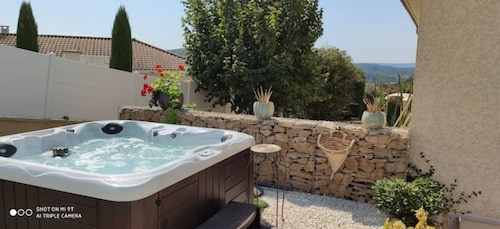 Campagne et Jacuzzi ... C'est Cosy le Bumble Bee !