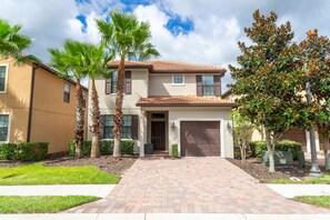 Exterior - Brilliance at Solterra with Pool and Spa by Shine Villas (Davenport)