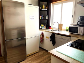 Oven, stovetop, toaster, cookware/dishes/utensils