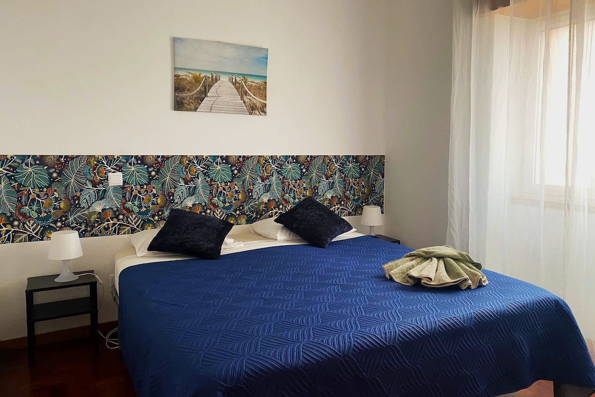 Soundproofing, free WiFi, bed sheets