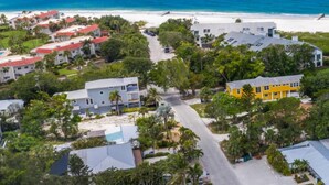 An aerial view of a coastal residential area with houses, a beach, and a road. - Luxurious bungalow in Longboat Key (Longboat Key)