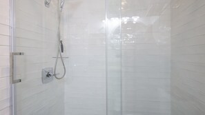 Shower, hair dryer, towels, soap - Luxurious bungalow in Longboat Key (Longboat Key)