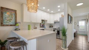 Kjøleskap, mikrobølgeovn, ovn og kokeplater