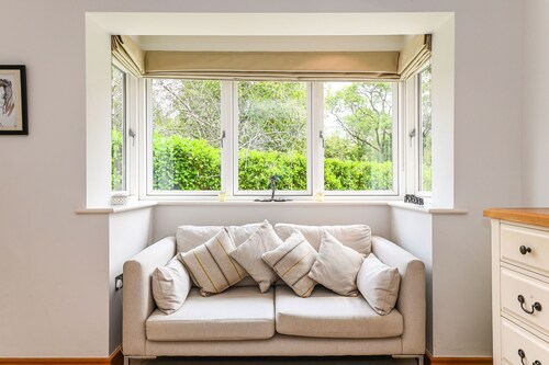 Woodland Cottage by inspirestays.com - a cottage that sleeps 2 guests in 1 bedroom