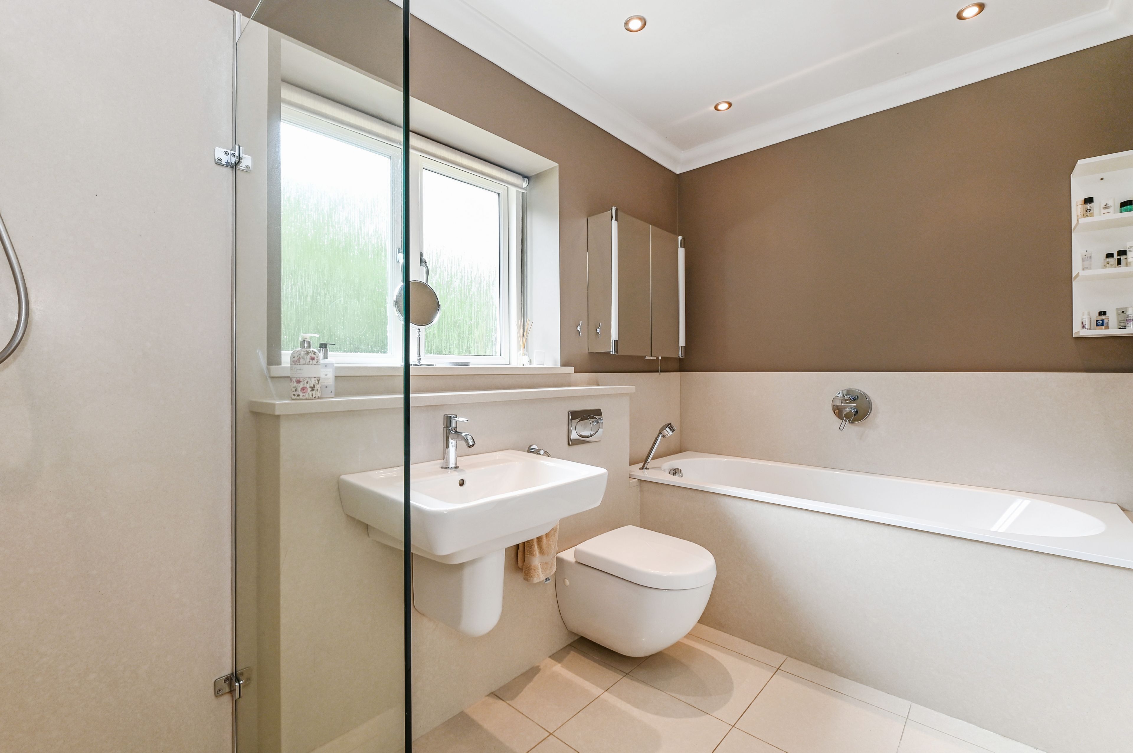 Ein modernes Badezimmer mit Waschbecken, Toilette und Badewanne.