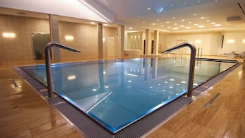 Banheira de hidromassagem, sauna a vapor, tratamentos corporais