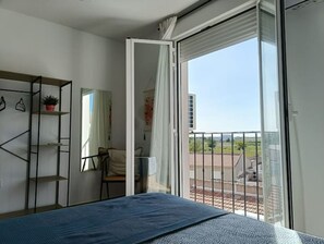 1 habitación, escritorio, tabla de planchar con plancha y cuna de viaje 