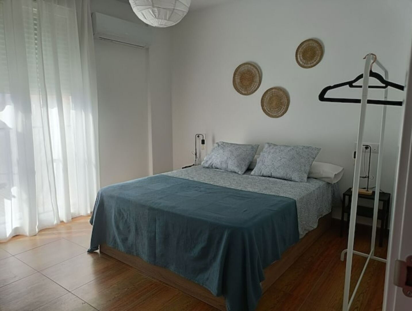 1 chambre, bureau, fer et planche à repasser, lit parapluie