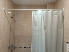Secadora de cabello, toallas, jabón, shampoo 