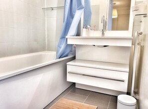 Hair dryer, towels, soap, shampoo - Cosy and Chill Appartement- Paris CDG Airport- Disneyland- Parc des Expos (Gonesse)