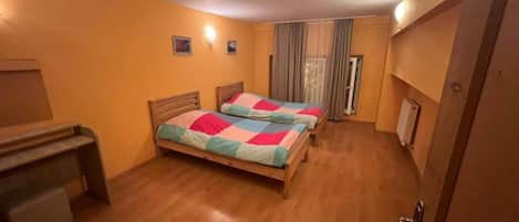 Habitación económica | Edredón, insonorización, wifi gratis y ropa de cama