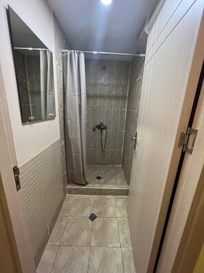 Bathtub, hair dryer, towels, soap - Galaxy Hostel (Tbilisi)