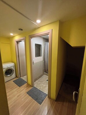 Bathtub, hair dryer, towels, soap - Galaxy Hostel (Tbilisi)