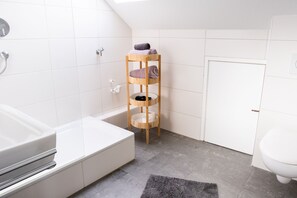 Serviettes fournies, savon, papier toilette