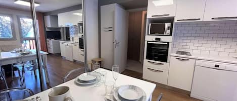 Frigorífico, microondas, horno y lavavajillas