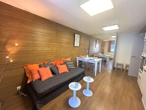 Living area - 150m from shops, 3rd floor, view mountain, balcony, ski locker, 30m², Méribel (Méribel - Les Allues)