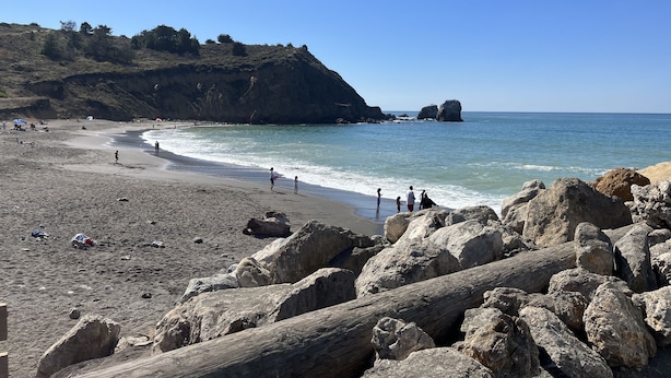 A beach with rocky terrain and a clear view of the ocean. - Sea Breeze Motel (Pacifica)