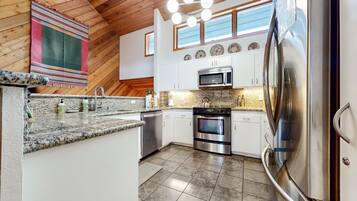 Condo, 3 Bedrooms | Private kitchen | Fridge, oven, coffee/tea maker, toaster
