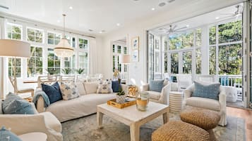 House, 5 Bedrooms | Living area