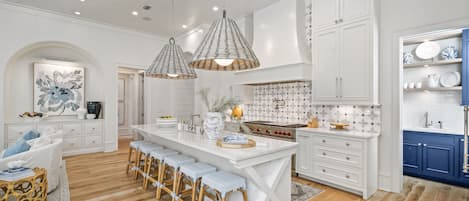 House, 5 Bedrooms | Private kitchen | Fridge, oven, coffee/tea maker, toaster