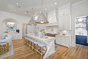 House, 5 Bedrooms | Private kitchen | Fridge, oven, coffee/tea maker, toaster