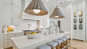 House, 5 Bedrooms | Private kitchen | Fridge, oven, coffee/tea maker, toaster