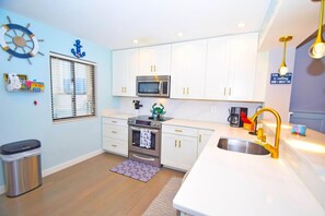Condo, 2 quartos | Cozinha privada | Geladeira, cafeteira/chaleira, torradeira