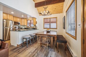 Casa, 3 habitaciones | Cocina privada | Horno y cafetera o tetera