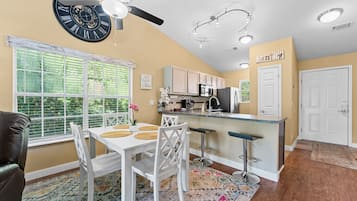 Condo, 2 Bedrooms | Dining