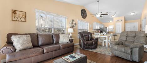 Huoneisto, 2 makuuhuonetta | Oleskelualue | Älytelevisio