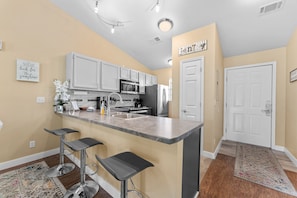 Condo, 2 chambres | Cuisine privée | Réfrigérateur, un four, cafetiÚre-théiÚre, grille-pain