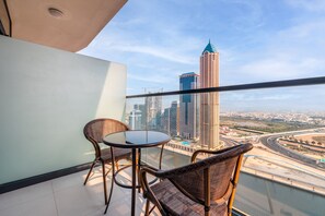Outdoor dining - Zada Tower (Dubai)