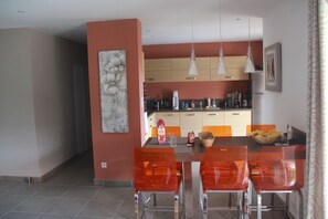 Fridge, microwave, oven, stovetop - Entre Mer et Montagne Jolie Villa Pouvant Accueillir 7 Personnes (Lecci)