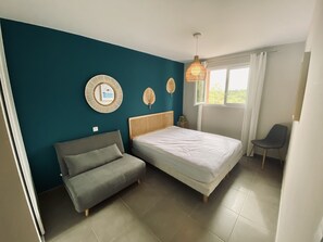 3 Schlafzimmer, Schreibtisch, Bügeleisen/Bügelbrett, Reisekinderbett