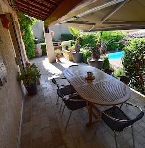 Outdoor dining - Villa aux Portes du Lubéron et D'aix en Provence (Vernègues)